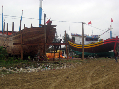 Ngư dân xã Cảnh Dương đóng mới tàu thuyền để vươn ra khơi xa.