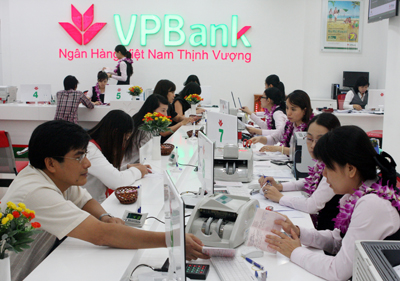 Khách hàng đến giao dịch tại VPBank Quảng Bình.