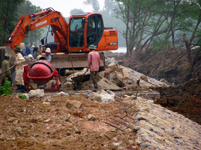 Công ty Thế Thịnh thi công kè dọc sông Kiến Giang  đoạn qua xã Duy Ninh (Quảng Ninh).