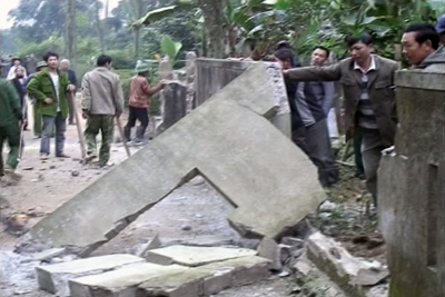 Người dân xã Mai Hóa tự phá dỡ hàng rào kiên cố để mở rộng đường giao thông nông thôn.