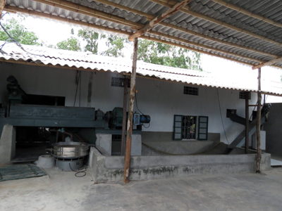 Xưởng cá của người Trung Quốc xây dựng trái phép   trong vườn nhà ông Nguyễn Đình Tùng.