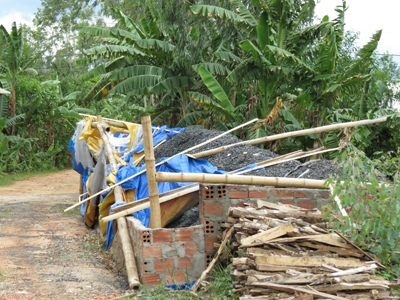 Bị đình chỉ xây dựng nhưng chủ xưởng cá   vẫn xây thêm bể chứa than đá.