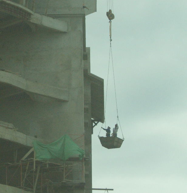 Và đến địa điểm làm việc. Ảnh Đ.T.