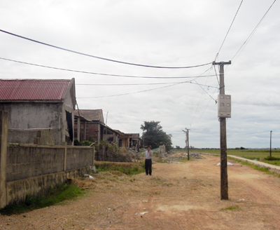 Cột điện đang “án ngữ” đường giao thông ở huyện Lệ Thủy.
