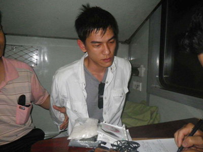 Đối tượng Nguyễn Duy Phong bị lực lượng PC47 bắt giữ khi vận chuyển ma túy tổng hợp từ miền Nam đưa ra tiêu thụ trên địa bàn tỉnh.