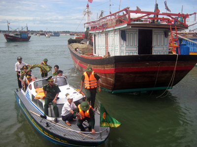 Diễn tập công tác PCLB và TKCN trên biển tại khu neo đậu tránh trú bão cửa Gianh.