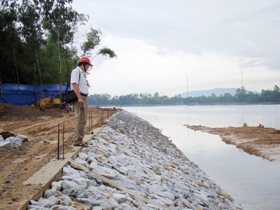 Tuyến kè sông Gianh đi qua xã Quảng Hải đã được thi công xong trước mùa mưa lũ 2012.