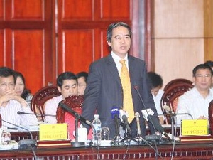 Thống đốc Ngân hàng Nhà nước Việt Nam Nguyễn Văn Bình trả lời chất vấn. (Ảnh: TTXVN)