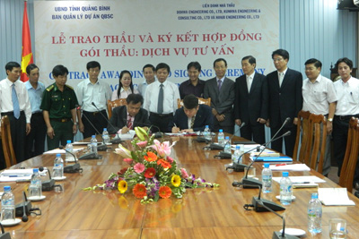 Lễ ký kết hợp đồng gói thầu dịch vụ tư vấn giữa BQL dự án QBSC với liên danh nhà thầu Dohwa Kunhwa-Hanjo (Hàn Quốc).
