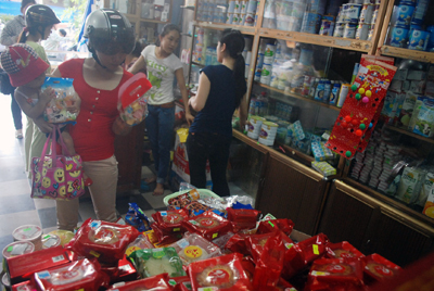 Rất nhiều loại bánh trung thu đã được bày bán tại các tiệm tạp hóa