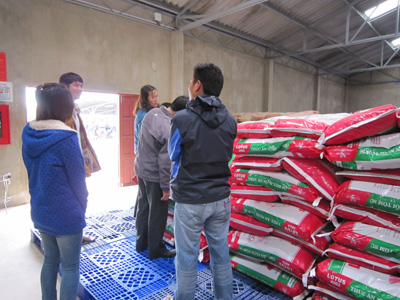 Đoàn kiểm tra liên ngành kiểm tra tại một cơ sở  kinh doanh thức ăn chăn nuôi.