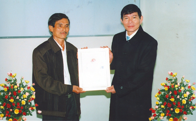 Trao giấy phép đầu tư cho Công ty TNHH Tân Đức Hải.