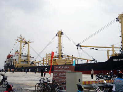 Tàu 10.000 tấn vào cảng Hòn La.