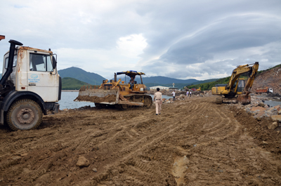 Thi công đường nối đảo Hòn Cỏ-Hòn La.