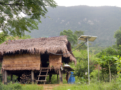Hệ thống điện năng lượng mặt trời tại bản Chân Trôộng (xã Trường Sơn).