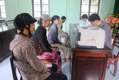 Các hộ nghèo ở xã Trường Sơn (Quảng Ninh) đang làm thủ tục vay vốn chương trình HSSV cho con em minh.