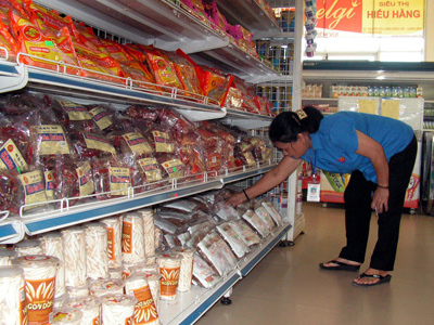 Đặc sản Khoai deo Hải Ninh ở siêu thị Hiếu Hằng, nhưng lại được trưng bày ở nơi khó nhận thấy.