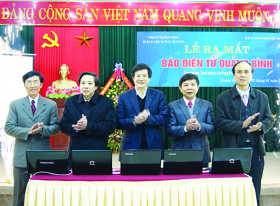 Các đồng chí lãnh đạo tỉnh và Tổng biên tập nhấn nút khai trương Báo điện tử Quảng Bình.