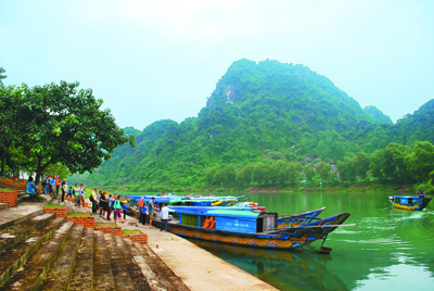 Du khách tham quan động Phong Nha.