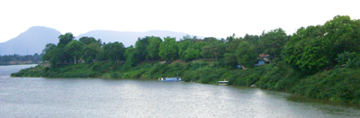 Một góc làng Tân An bên bờ sông Nặm Khỏng và Sê Đon, bên kia là Phu Noọng Non.