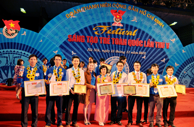 Vũ Hoài Nam (ngoài cùng, bên trái) nhận bằng khen của Trung ương Đoàn TNCS Hồ Chí Minh tại Festival Sáng tạo trẻ toàn quốc lần thứ V được tổ chức tại Hà Nội.