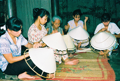 Chằm nón, nghề truyền thống của làng Quảng Thuận. Ảnh: P.V