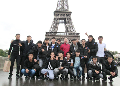 Nguyễn Tiến Hoài (hàng ngồi đưa 2 tay chữ V) tại tháp Eiffel, thủ đô Paris.
