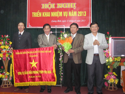 Đồng chí Trần Tiến Dũng, Phó Chủ tịch UBND tỉnh tặng Cờ thi đua của Chính phủ cho Sở Thông tin-Truyền thông.