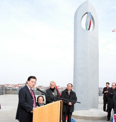 Đại sứ Dương Chí Dũng phát biểu tại Lễ Khánh thành. Bên phải là cột Biểu tượng vì hòa bình.