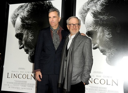 Đạo diễn Steven Spielberg và diễn viên Daniel Day-Lewis trong buổi ra mắt 