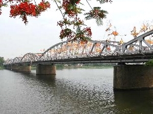 Cầu Trường Tiền bắc qua sông Hương (Huế). (Ảnh: Nhật Anh/TTXVN)