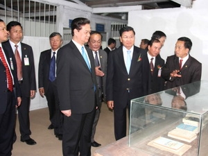Thủ tướng Nguyễn Tấn Dũng thăm khu di tich lich sử Viêng Xay. (Ảnh: Hoàng Chương/Vietnam+)