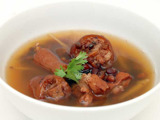 Đuôi lợn nấu với đậu đen tốt cho người đau lưng do thận âm suy