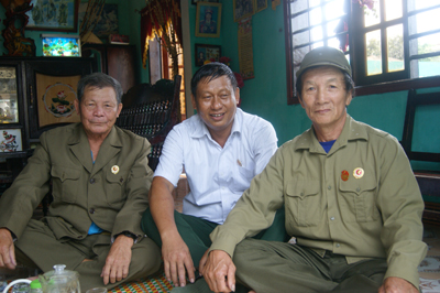 Từ trái sang: Các cựu chiến binh Phạm Trung Hoa, Hồ Thanh Chương (Chủ tịch Hội CCB xã Cảnh Dương), Đồng Thanh Hoa.
