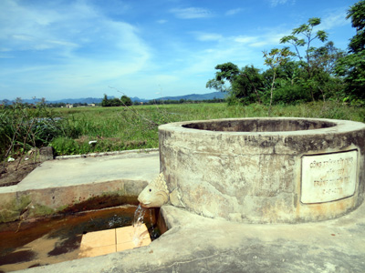 Nước vẫn tuôn chảy ở giếng Con Cá (Võ Xá, Võ Ninh, Quảng Ninh), chỉ có cảnh tấp nập xưa không còn.