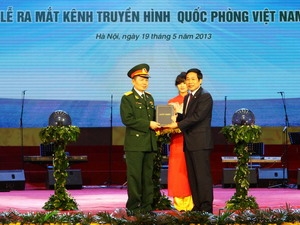 Ông Nguyễn Bắc Son trao Quyết định thành lập Kênh Truyền hình QPVN cho đại diện lãnh đạo Trung tâm Phát thanh-Truyền hình Quân đội. (Ảnh: Trọng Đức/TTXVN)