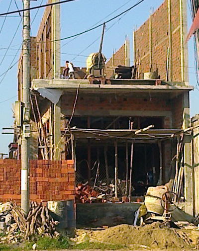 Ngôi nhà đang xây dựng của bà Thường bị kiện lấn chiếm đất công.