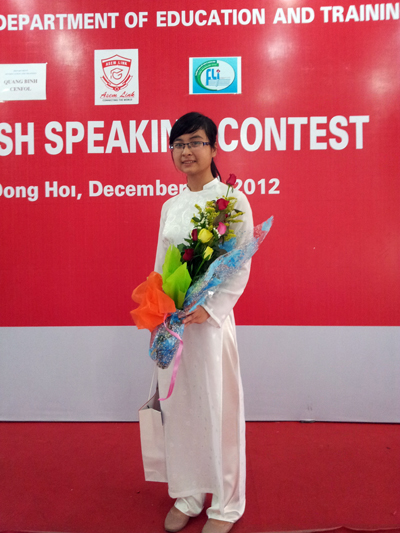 Em Lại Phương Quỳnh trong lần nhận giải hùng biện tiếng Anh cấp thành phố.