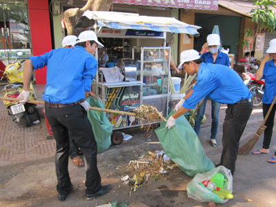 Lực lượng đoàn viên thanh niên đang thu gom rác thải trên địa bàn thành phố Đồng Hới.