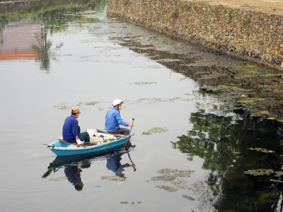 Vớt rác thải trên Hồ thành (Đồng Hới), một hành động đẹp để làm sạch môi trường.