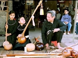 Hát Then - đàn Tính. (Nguồn: vietgle)