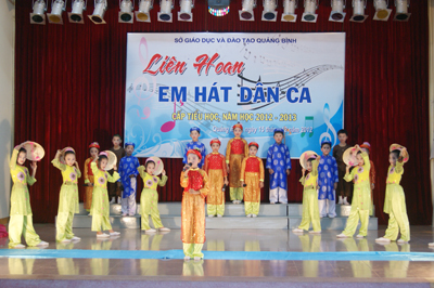 Những làn điệu dân ca mộc mạc, chân tình cũng được các em học sinh thể hiện đầy say mê trong liên hoan “Em hát dân ca”.