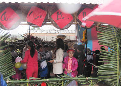 Khung cảnh làng quê ngày xưa được tái hiện rõ nét tại “Hội chợ quê” của Trường tiểu học Nghĩa Ninh.