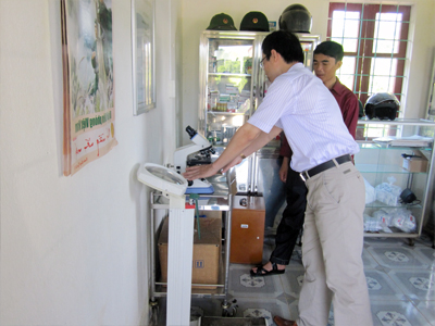 Cán bộ y tế Trung tâm phòng chống sốt rét-nội tiết tỉnh hướng dẫn cán bộ Trạm y tế quân dân y kết hợp Làng Ho sử dụng kính hiển vi để thực hiện tốt công tác phòng chống sốt rét.