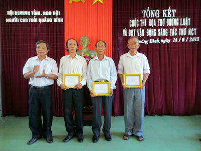 Ban tổ chức Cuộc thi hoạ thơ Đường luật trao giải nhất và nhì cho các tác giả đoạt giải