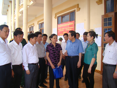 Người dân Quảng Trạch thẳng thắn đề đạt tâm tư, nguyện vọng của mình  với Đoàn đại biểu Quốc hội tỉnh.
