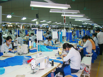 Điều kiện làm việc và thu nhập của CNLĐ Xí nghiệp May Hà Quảng từng bước được nâng cao.