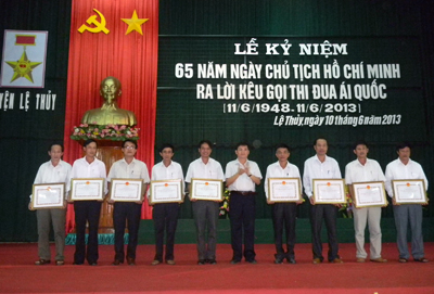 Các tập thể, cá nhân điển hình ở huyện Lệ Thủy được vinh danh trong năm 2013.
