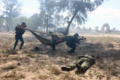 Thực binh đánh địch bảo vệ làng trong diễn tập khu vực phòng thủ thành phố Đồng Hới năm 2013.