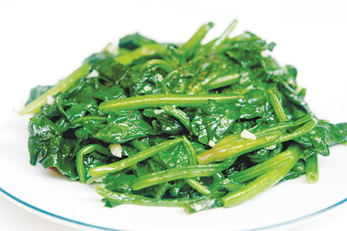 Ăn cải bó xôi giúp cải thiện thị lực - Ảnh: Hạ Huy